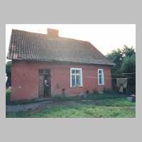 105-1055 Tapiau im August 1995. Die Rueckseite des Hauses von Albert und Anna Rehberg in der Rohsestrasse 1.jpg